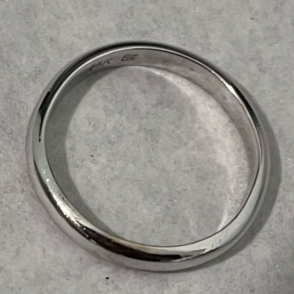 PRE-LOVED AUTHENTIC 14K SOLID WHITE GOLD BAND. - Picture 5 of 8